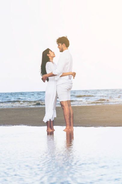 Szczęśliwa para będzie podróż poślubna podróż na tropikalnej plaży piasek latem. - Zdjęcie, obraz