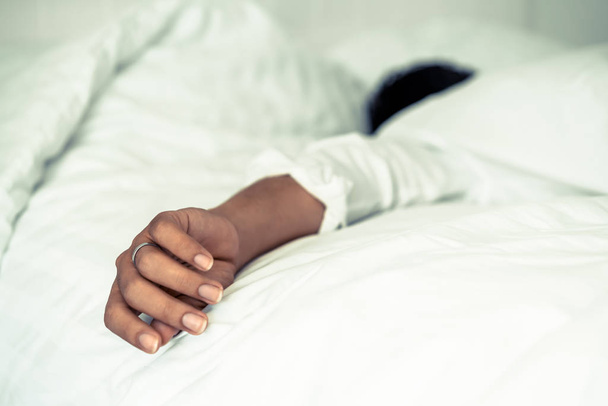 Jeune homme dormir dans un lit en lin blanc dans la chambre
. - Photo, image
