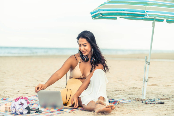 Плюс размер молодой женщины, сидящей летом на песчаном пляже. Отдых
. - Фото, изображение