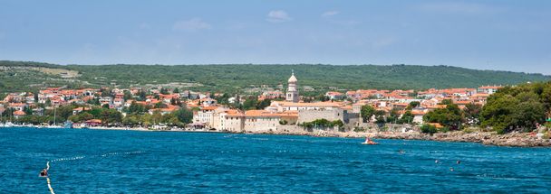 Vista panorâmica da cidade velha de Krk e colinas do mar - Croácia
 - Foto, Imagem
