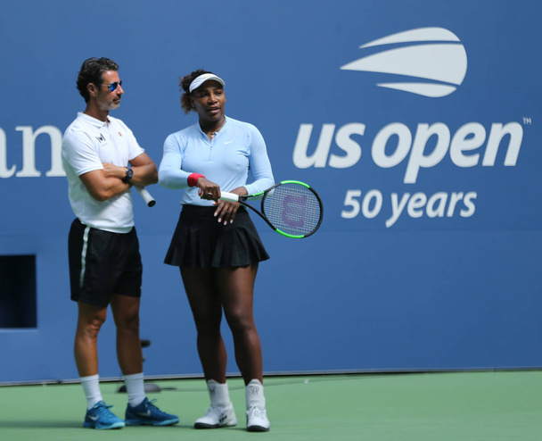NEW YORK - AUGUST 23, 2018: Grand Slam champion Serena Williams talks with her coach Patrick Mouratoglou during practice at the 2018 US Open at Billie Jean King National Tennis Center - Foto, Imagem