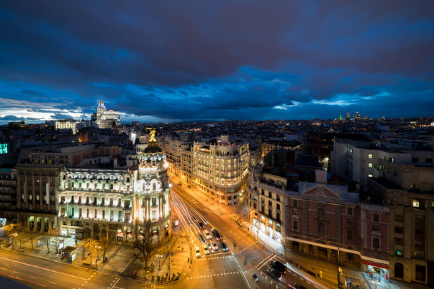Voiture et feux de circulation sur Gran via street, rue commerçante principale à Madrid la nuit. Espagne, Europe. Lanmark en Madrid, Espagne
 - Photo, image