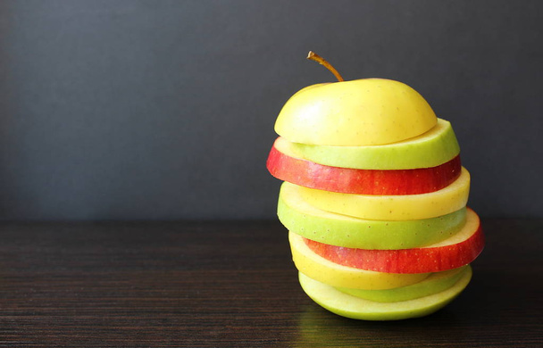 apple two-color fresh juicy cut into slices - Fotografie, Obrázek