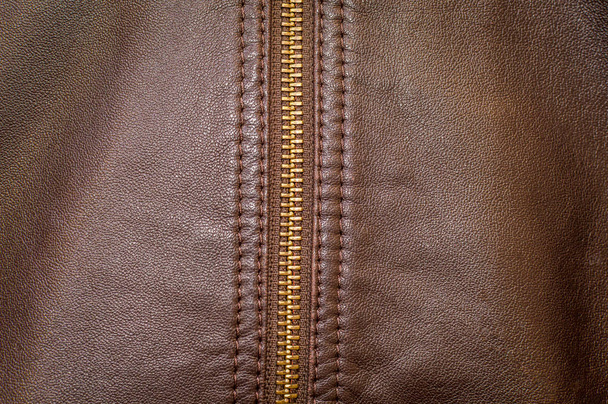 eine elegante maßgeschneiderte braune Lederjacke mit Reißverschluss - Foto, Bild