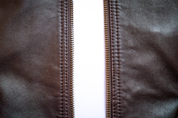 Uma jaqueta de couro bbrown descompactada bem aberta
 - Foto, Imagem