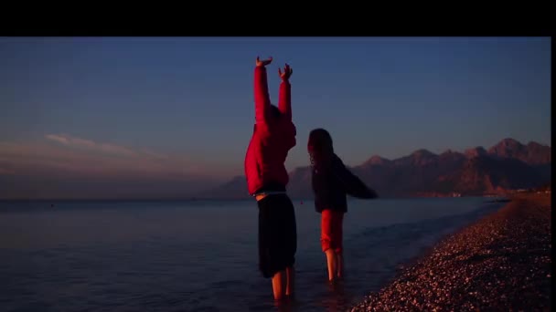 tytöt meren rannalla auringonnousun aikaan
 - Materiaali, video