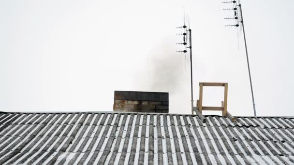 oude huis dak in leisteen sneeuw rook opkomst schoorsteen antenne winter - Video
