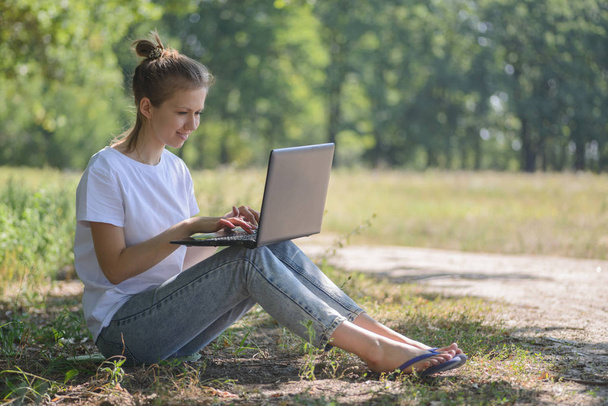 cute girl using  laptop outdoors - Foto, Imagem
