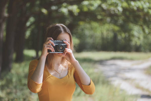 Lovely Girl with a Camera in park  - Foto, Imagem