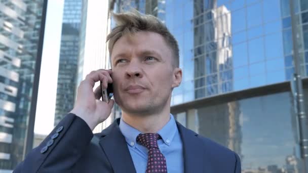 Walking Businessman in Suit Talking on Phone - Imágenes, Vídeo