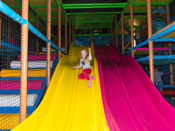 una chica se está divirtiendo en un parque de atracciones - rodando por una colina
 - Foto, imagen