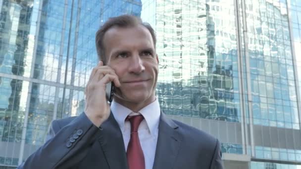 Walking Businessman Talking on Phone - Materiał filmowy, wideo