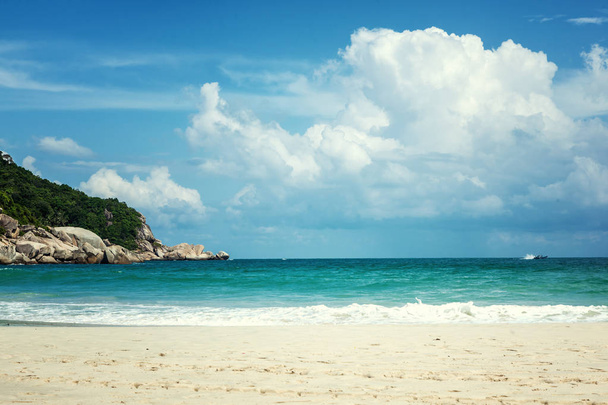 Beautiful bright tropical landscape, perfect beach, blue sky, white sand, turquoise water - Foto, Bild