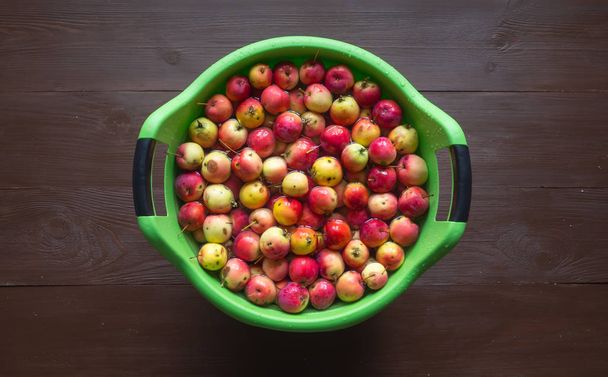 Muovialtaassa pestyjen omenoiden syksyn sato
 - Valokuva, kuva