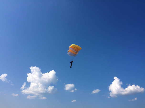 extrém sportok - az ejtőernyős landol a földön - Fotó, kép