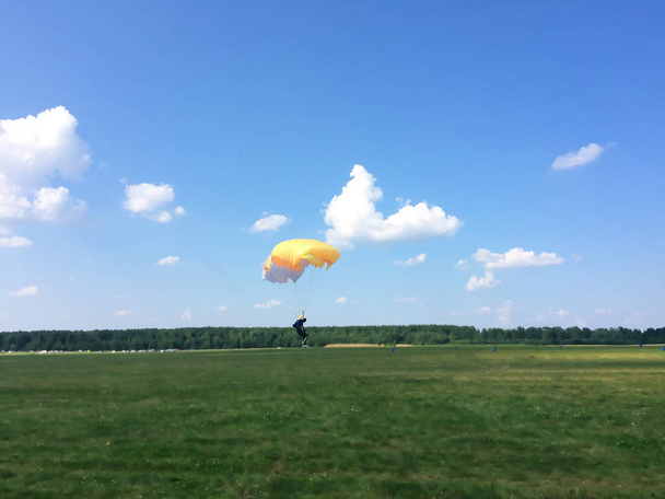 deportes extremos - el paracaidista aterriza en el suelo
 - Foto, Imagen