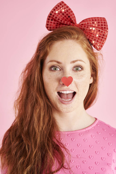 Портрет веселой женщины, кричащей на студийную съемку
  - Фото, изображение