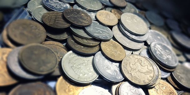 verschüttete russische Münzen. kann als Hintergrund verwendet werden. - Foto, Bild