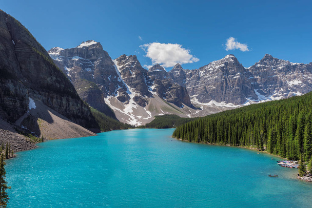 Prachtige turquoise wateren van de Moraine lake met sneeuw bedekte rocky mountains in Banff National Park van Canada. - Foto, afbeelding