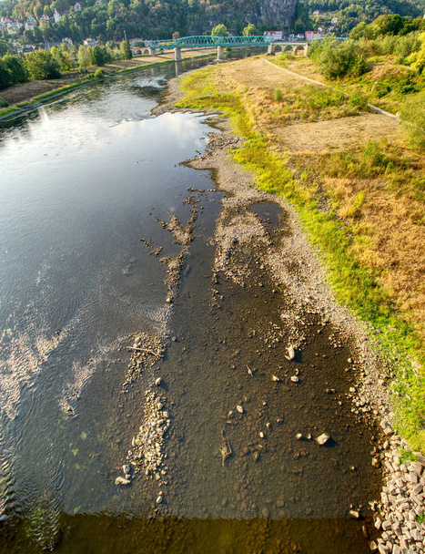 Suuri eurooppalainen joki Elbe kuivalla maalla äärimmäisen kuuman kesän 2018 vuoksi. Ihmisen toiminnan tulos
 - Valokuva, kuva