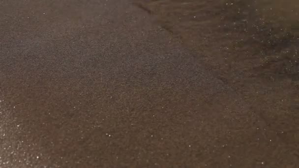 Gouden zand op de close-up beelden van de kust - Video
