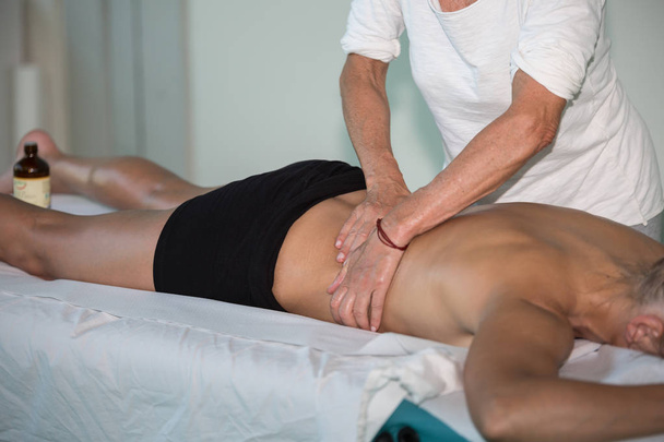 Profesjonalny masaż pleców sportowców po aktywności Fitness-Wellness i Sport - Zdjęcie, obraz