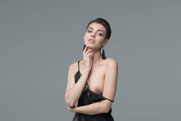 jovem menina bonita posando nua em estúdio, de pé em lingerie preta
 - Foto, Imagem