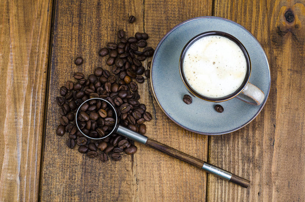 Frijoles, café en taza
 - Foto, Imagen