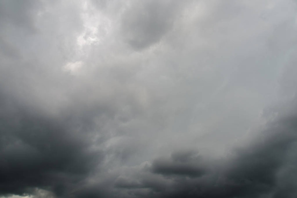 Облака идут к дождю, облачно и шторм
. - Фото, изображение