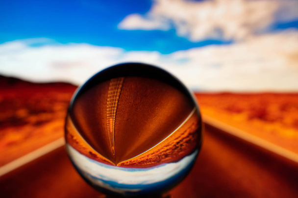 una bola de cristal transparente vith maravillosa vista - Foto, imagen