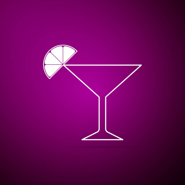 マティーニ ガラス アイコンが紫色の背景に分離されました。ライムのシンボルとカクテル。フラットなデザイン。ベクトル図 - ベクター画像