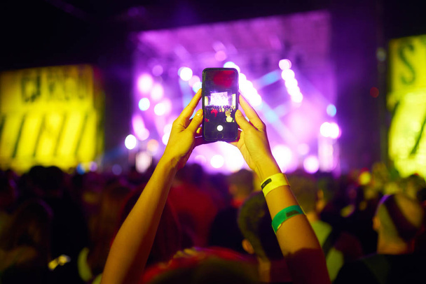 Użyj zaawansowanych mobilnych nagrywania, zabawy koncerty i piękne oświetlenie, szczery obraz tłum na koncert rockowy, Zamknij nagrywanie wideo ze smartfona, mogą korzystać z mobilnych fotografii - Zdjęcie, obraz