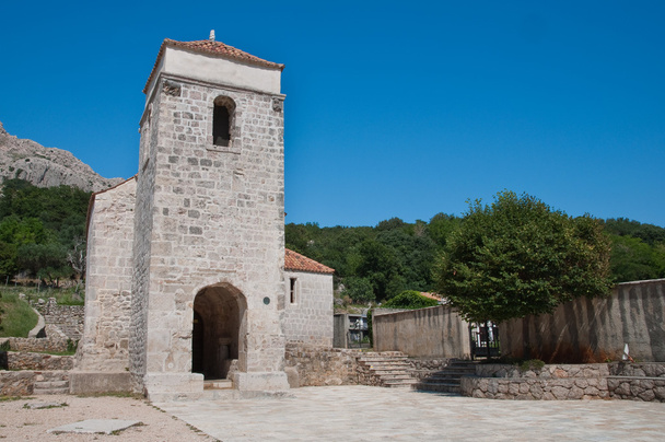 Igreja de Santa Lúcia e pátio no jurandvor - Baska - Krk - Croácia
 - Foto, Imagem