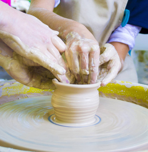 master class on work on a potter's wheel - Fotoğraf, Görsel