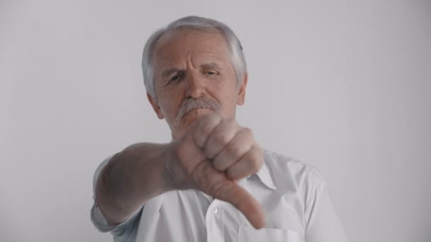 Hombre mayor de pelo gris mostrando su pulgar hacia abajo. Signo de rechazo
 - Imágenes, Vídeo