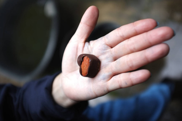 女性の手でブラック チョコレート ハートの愛に注意 - 写真・画像