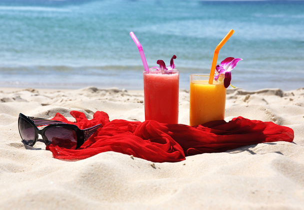 Paire de shakes aux fruits, châle rouge et lunettes de soleil sur le b tropical
 - Photo, image