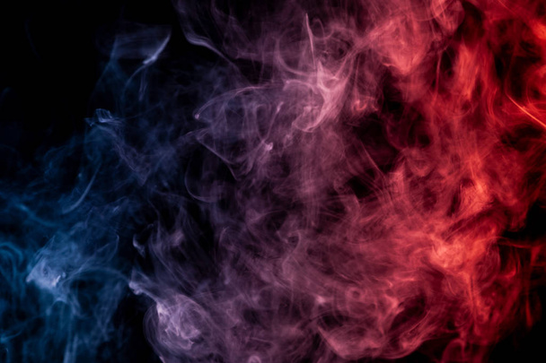Rood, blauw en witte rook op zwarte pagina - Foto, afbeelding