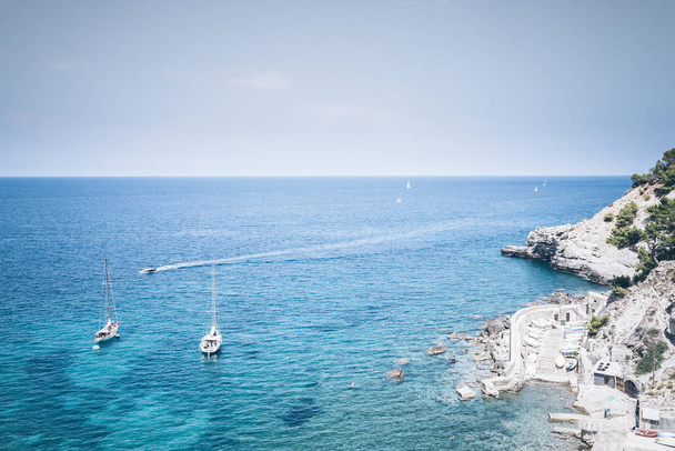 човни на бірюзовому середземноморському морі
 - Фото, зображення