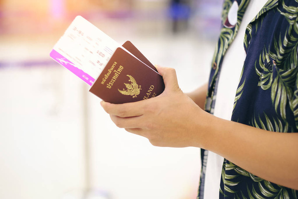 Közelkép az ember Thaiföld-útlevéllel az utazás utazási ruhát hawii-repülőtér - Fotó, kép