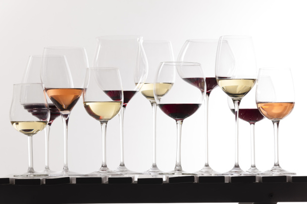 Bodegón de copas de vino con vino
 - Foto, Imagen