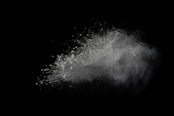 Esplosione di polvere bianca isolata su fondo nero. Polvere colorata scheggiata
. - Foto, immagini