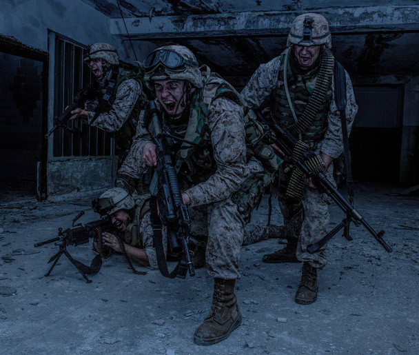 Marinekorps Soldaten Kämpfer Durchbruch mit Feuergefecht - Foto, Bild