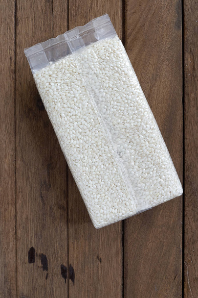Arborio Risotto Rice pack court grain sur plateau en bois, photographié
 - Photo, image