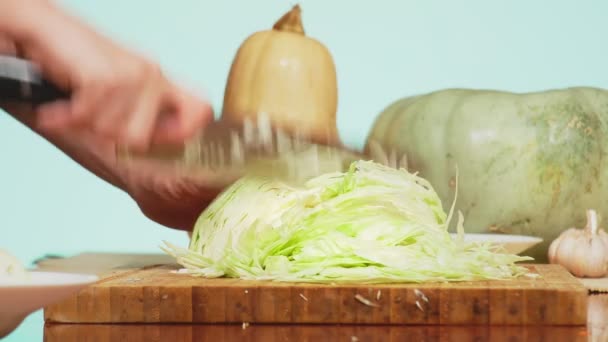 Frauenhände schneiden Kohl mit einem Messer. Gemüsemischung zum Kochen von Gemüseeintopf. Hintergrundfarbe. 4k, das Konzept der gesunden Ernährung und Ernte. - Filmmaterial, Video
