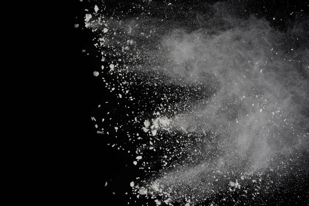 Bílý prášek exploze izolované na černém pozadí. Barevný prach splatted. - Fotografie, Obrázek