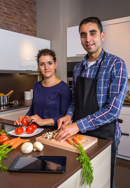 健康食品を prepairing 家庭の台所でカップル - 写真・画像