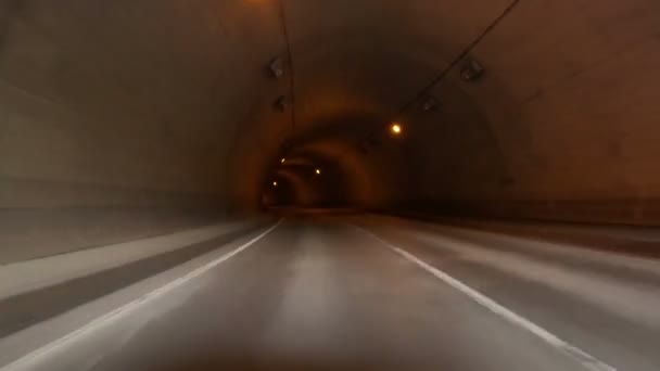 Pov door de tunnel rijden - Video