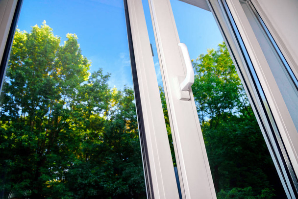 Ανοικτό πλαστικό βινυλίου παράθυρο σε φόντο μπλε ουρανό - Φωτογραφία, εικόνα