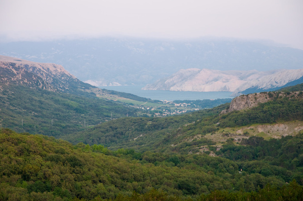 Croácia - Krk - Vista panorâmica do vale Draga Bascanska e Bas
 - Foto, Imagem